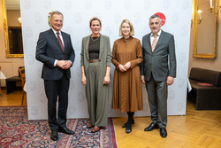 Landeshauptmann Mag. Thomas Stelzer, Bildungslandesrätin Mag.a Christine Haberlander und Bildungsdirektor Mag. Dr. Alfred Klampfer empfangen neue Lehrerinnen und Lehre bei einer Feierstunde im Linzer Landhaus.