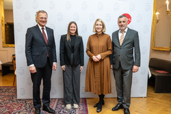 Landeshauptmann Mag. Thomas Stelzer, Bildungslandesrätin Mag.a Christine Haberlander und Bildungsdirektor Mag. Dr. Alfred Klampfer empfangen neue Lehrerinnen und Lehre bei einer Feierstunde im Linzer Landhaus.