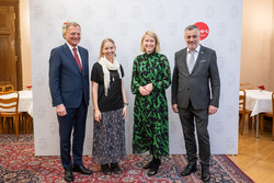 Landeshauptmann Mag. Thomas Stelzer, Bildungslandesrätin Mag.a Christine Haberlander und Bildungsdirektor Mag. Dr. Alfred Klampfer empfangen neue Lehrerinnen und Lehre im Rahmen einer Feierstunde im Linzer Landhaus