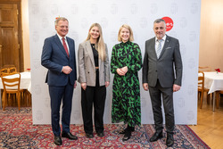 Landeshauptmann Mag. Thomas Stelzer, Bildungslandesrätin Mag.a Christine Haberlander und Bildungsdirektor Mag. Dr. Alfred Klampfer empfangen neue Lehrerinnen und Lehre im Rahmen einer Feierstunde im Linzer Landhaus