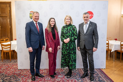 Landeshauptmann Mag. Thomas Stelzer, Bildungslandesrätin Mag.a Christine Haberlander und Bildungsdirektor Mag. Dr. Alfred Klampfer empfangen neue Lehrerinnen und Lehre im Rahmen einer Feierstunde im Linzer Landhaus