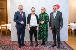 Landeshauptmann Mag. Thomas Stelzer, Bildungslandesrätin Mag.a Christine Haberlander und Bildungsdirektor Mag. Dr. Alfred Klampfer empfangen neue Lehrerinnen und Lehre im Rahmen einer Feierstunde im Linzer Landhaus