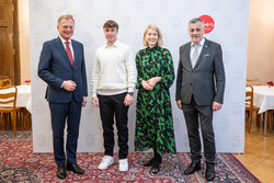 Landeshauptmann Mag. Thomas Stelzer, Bildungslandesrätin Mag.a Christine Haberlander und Bildungsdirektor Mag. Dr. Alfred Klampfer empfangen neue Lehrerinnen und Lehre im Rahmen einer Feierstunde im Linzer Landhaus