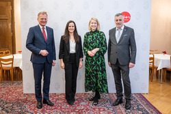 Landeshauptmann Mag. Thomas Stelzer, Bildungslandesrätin Mag.a Christine Haberlander und Bildungsdirektor Mag. Dr. Alfred Klampfer empfangen neue Lehrerinnen und Lehre im Rahmen einer Feierstunde im Linzer Landhaus