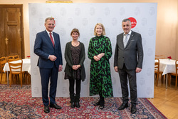 Landeshauptmann Mag. Thomas Stelzer, Bildungslandesrätin Mag.a Christine Haberlander und Bildungsdirektor Mag. Dr. Alfred Klampfer empfangen neue Lehrerinnen und Lehre im Rahmen einer Feierstunde im Linzer Landhaus