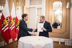 Landeshauptmann Mag. Thomas Stelzer vereidigt neue ZiviltechnikerInnen im Linzer Spiegelsaal.
