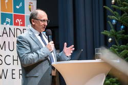 Landeshauptmann Mag. Thomas Stelzer war zur Verleihung der goldenen Leistungsabzeichen für Musikerinnen und Musiker in Eferding und hat die Ausgezeichneten geehrt.