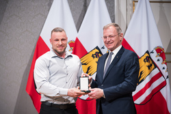 (v.l.n.r.) Revierinspektor Patrick-Franz Galirow, Landeshauptmann Mag. Thomas Stelzer