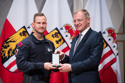 (v.l.n.r.) Revierinspektor Thomas Arleitner, Landeshauptmann Mag. Thomas Stelzer