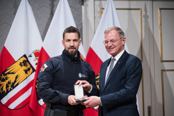 (v.l.n.r.) Revierinspektor Mario Schaubmayr, Landeshauptmann Mag. Thomas Stelzer