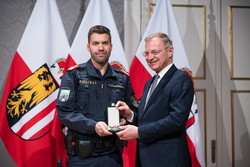 (v.l.n.r.) Bezirksinspektor Paul Sery, Landeshauptmann Mag. Thomas Stelzer