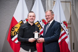 (v.l.n.r.) Fabian Neumitka, Landeshauptmann Mag. Thomas Stelzer