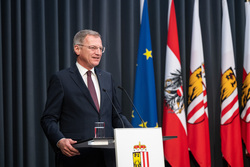 Landeshauptmann Mag. Thomas Stelzer empfängt die Chöre des Jahres im Linzer Landhaus und verleiht die Auszeichnungen dazu.