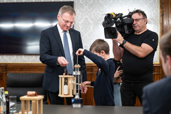 Die OÖ Landesregierung bekommt im Linzer Landhaus das ORF Friedenslicht überreicht.