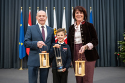 Die OÖ Landesregierung bekommt im Linzer Landhaus das ORF Friedenslicht überreicht.
