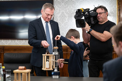 Die OÖ Landesregierung bekommt im Linzer Landhaus das ORF Friedenslicht überreicht.