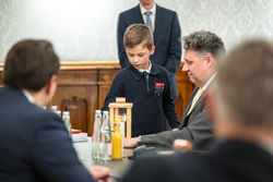 Die OÖ Landesregierung bekommt im Linzer Landhaus das ORF Friedenslicht überreicht.