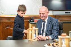 Die OÖ Landesregierung bekommt im Linzer Landhaus das ORF Friedenslicht überreicht.