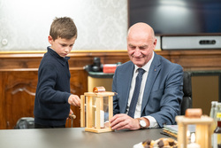 Die OÖ Landesregierung bekommt im Linzer Landhaus das ORF Friedenslicht überreicht.