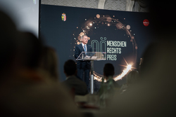 Verleihung des Menschenrechtspreises durch Landeshauptmann Mag. Thomas Stelzer.