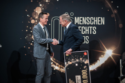 Verleihung des Menschenrechtspreises durch Landeshauptmann Mag. Thomas Stelzer.