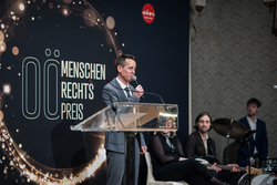 Verleihung des Menschenrechtspreises durch Landeshauptmann Mag. Thomas Stelzer.