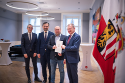 Landeshauptmann Mag. Thomas Stelzer verleiht Dekrete zur Verlängerung und Neubestellung im Landesdienst.