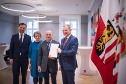 Landeshauptmann Mag. Thomas Stelzer verleiht Dekrete zur Verlängerung und Neubestellung im Landesdienst.
