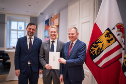 Landeshauptmann Mag. Thomas Stelzer verleiht Dekrete zur Verlängerung und Neubestellung im Landesdienst.