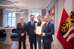 Landeshauptmann Mag. Thomas Stelzer verleiht Dekrete zur Verlängerung und Neubestellung im Landesdienst.