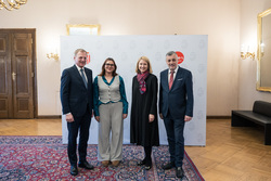 Landeshauptmann Mag. Thomas Stelzer, Bildungslandesrätin Mag.a Christine Haberlander und Bildungsdirektor Mag. Dr. Alfred Klampfer empfangen neue Lehrerinnen und Lehrer im Rahmen einer Feierstunde im Linzer Landhaus.