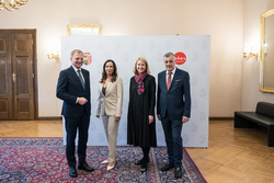 Landeshauptmann Mag. Thomas Stelzer, Bildungslandesrätin Mag.a Christine Haberlander und Bildungsdirektor Mag. Dr. Alfred Klampfer empfangen neue Lehrerinnen und Lehrer im Rahmen einer Feierstunde im Linzer Landhaus.