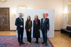 Landeshauptmann Mag. Thomas Stelzer, Bildungslandesrätin Mag.a Christine Haberlander und Bildungsdirektor Mag. Dr. Alfred Klampfer empfangen neue Lehrerinnen und Lehrer im Rahmen einer Feierstunde im Linzer Landhaus.