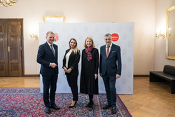Landeshauptmann Mag. Thomas Stelzer, Bildungslandesrätin Mag.a Christine Haberlander und Bildungsdirektor Mag. Dr. Alfred Klampfer empfangen neue Lehrerinnen und Lehrer im Rahmen einer Feierstunde im Linzer Landhaus.