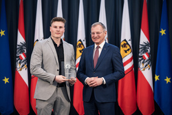 Landeshauptmann Mag. Thomas Stelzer empfängt ausgezeichnete Lehrlinge zu einer Feierstunde im Linzer Landhaus und übergibt die Trophäen des Landes Oberösterreich.