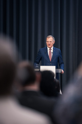 Landeshauptmann Mag. Thomas Stelzer empfängt ausgezeichnete Lehrlinge zu einer Feierstunde im Linzer Landhaus und übergibt die Trophäen des Landes Oberösterreich.