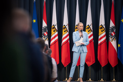 Landeshauptmann Mag. Thomas Stelzer empfängt ausgezeichnete Lehrlinge zu einer Feierstunde im Linzer Landhaus und übergibt die Trophäen des Landes Oberösterreich.