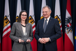 Landeshauptmann Mag. Thomas Stelzer empfängt ausgezeichnete Lehrlinge zu einer Feierstunde im Linzer Landhaus und übergibt die Trophäen des Landes Oberösterreich.
