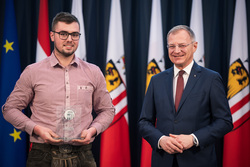 Landeshauptmann Mag. Thomas Stelzer empfängt ausgezeichnete Lehrlinge zu einer Feierstunde im Linzer Landhaus und übergibt die Trophäen des Landes Oberösterreich.