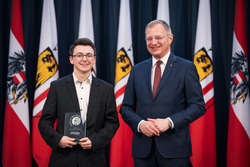 Landeshauptmann Mag. Thomas Stelzer empfängt ausgezeichnete Lehrlinge zu einer Feierstunde im Linzer Landhaus und übergibt die Trophäen des Landes Oberösterreich.