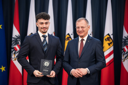 Landeshauptmann Mag. Thomas Stelzer empfängt ausgezeichnete Lehrlinge zu einer Feierstunde im Linzer Landhaus und übergibt die Trophäen des Landes Oberösterreich.