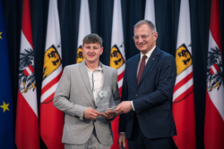 Landeshauptmann Mag. Thomas Stelzer empfängt ausgezeichnete Lehrlinge zu einer Feierstunde im Linzer Landhaus und übergibt die Trophäen des Landes Oberösterreich.