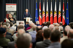 Landeshauptmann Mag. Thomas Stelzer ehrt langjährige Blutspenderinnen und Blutspender im Steinernen Saal des Linzer Landhauses.