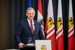 Landeshauptmann Mag. Thomas Stelzer ehrt langjährige Blutspenderinnen und Blutspender im Steinernen Saal des Linzer Landhauses.