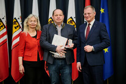 Landeshauptmann Mag. Thomas Stelzer ehrt langjährige Blutspenderinnen und Blutspender im Steinernen Saal des Linzer Landhauses.