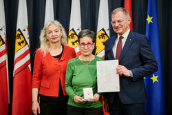 Landeshauptmann Mag. Thomas Stelzer ehrt langjährige Blutspenderinnen und Blutspender im Steinernen Saal des Linzer Landhauses.