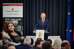 Landeshauptmann Mag. Thomas Stelzer ehrt langjährige Blutspenderinnen und Blutspender im Steinernen Saal des Linzer Landhauses.