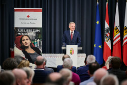 Landeshauptmann Mag. Thomas Stelzer ehrt langjährige Blutspenderinnen und Blutspender im Steinernen Saal des Linzer Landhauses.