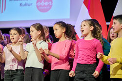 Landeshauptmann Mag. Thomas Stelzer vergibt Meistersinger-Schulen Gütesiegel an zertifizierte Schulen.
