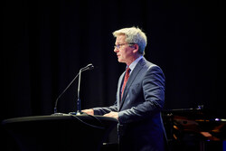 Landeshauptmann Mag. Thomas Stelzer vergibt Meistersinger-Schulen Gütesiegel an zertifizierte Schulen.